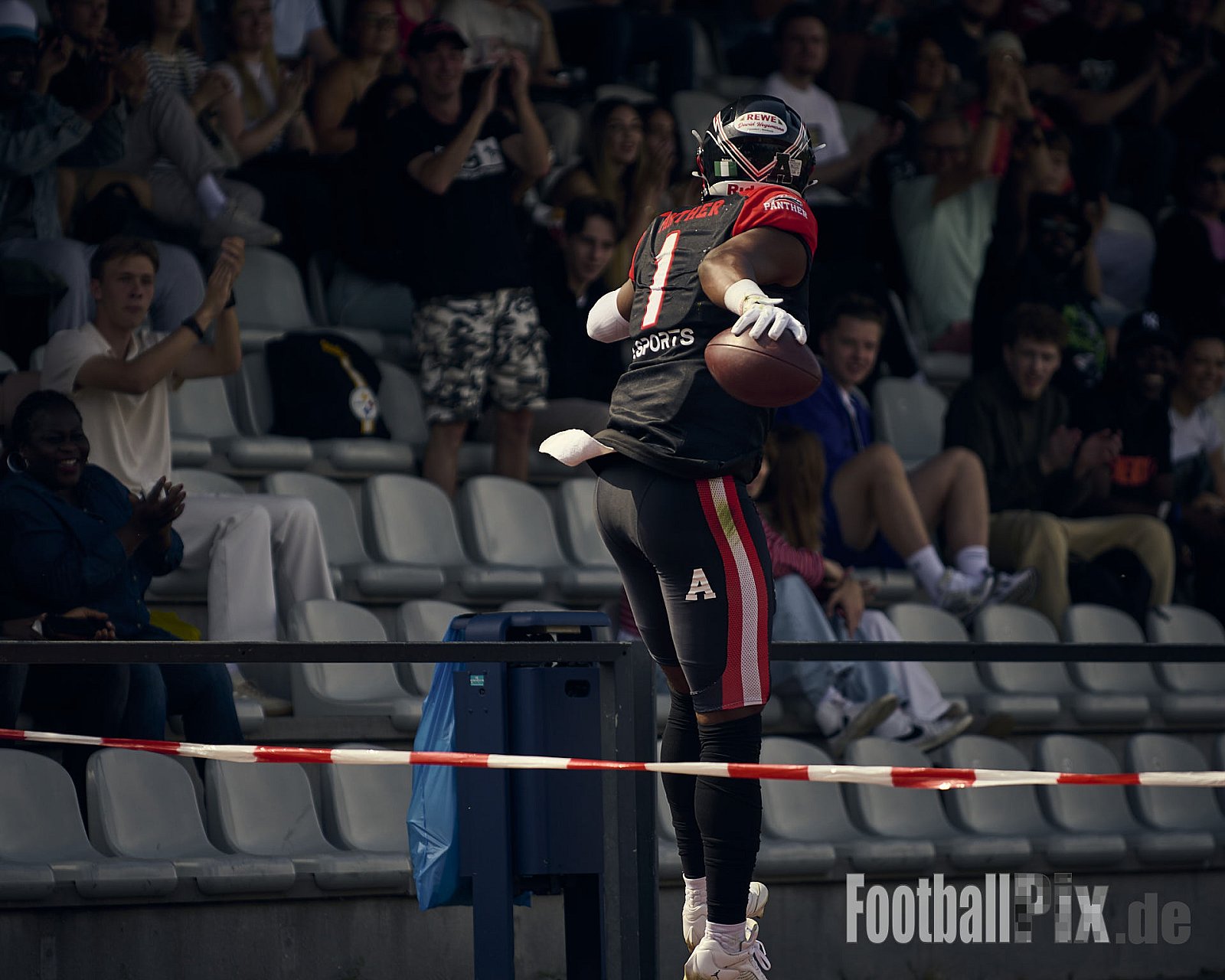#1 James Okike, Offense, Düsseldorf Panther | GFL | Düsseldorf Panther vs. Berlin Rebels |  Punkte Endstand 14 : 21 | Stadion Benrath, Dusseldorf | 15.06.2025
Job ID: 2025-06-15_0539 - DPantherVsBerlinRebels