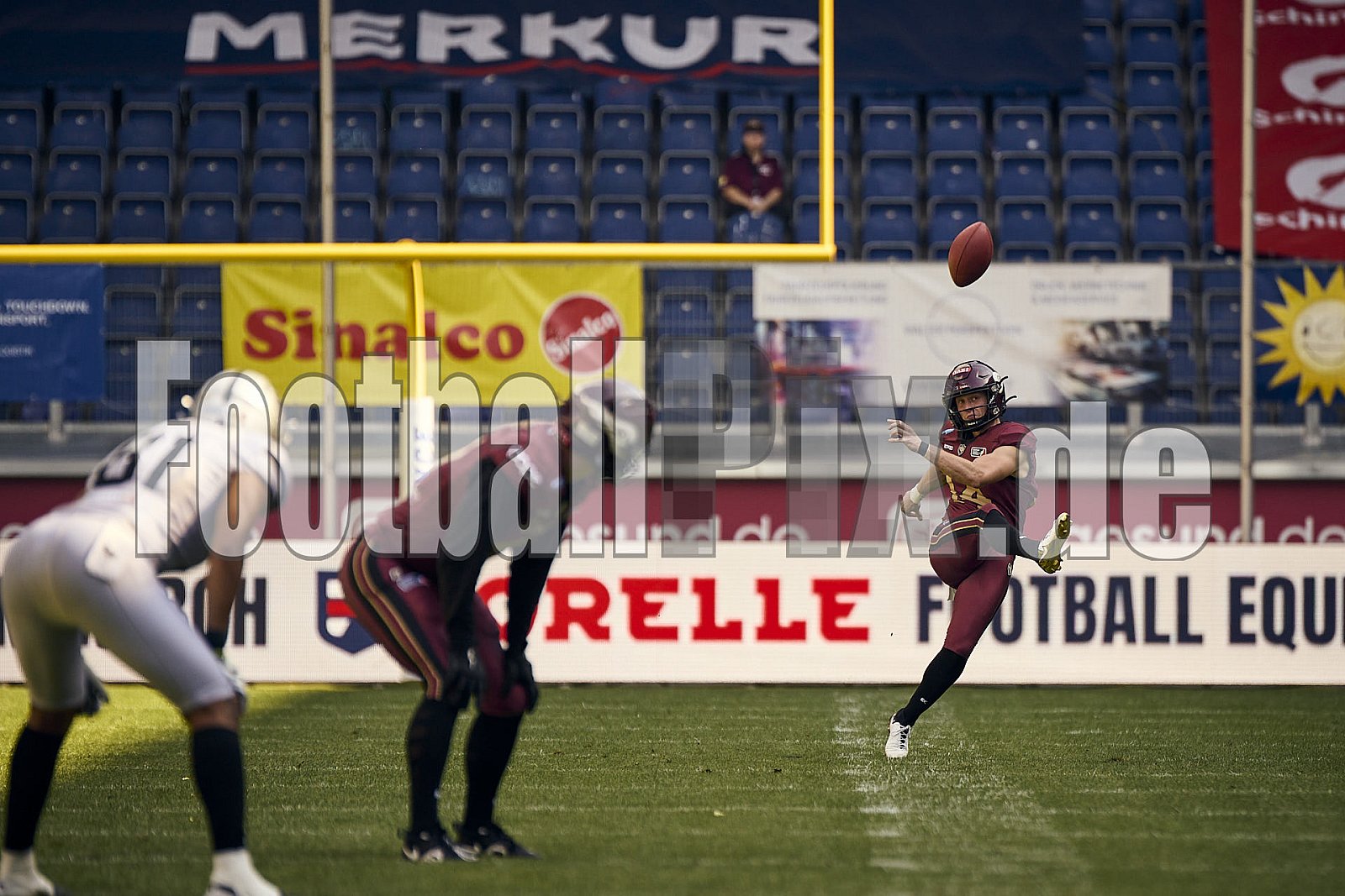 #14 Maximilian Eisenhut, Punter, Rhein Fire | ELF | Raiders Tirol at Rhein Fire |  Punkte Endstand 24 : 34 | Schauinsland-Reisen-Arena, Duisburg | 10.08.2025 - RaidersTirolAtRheinFire