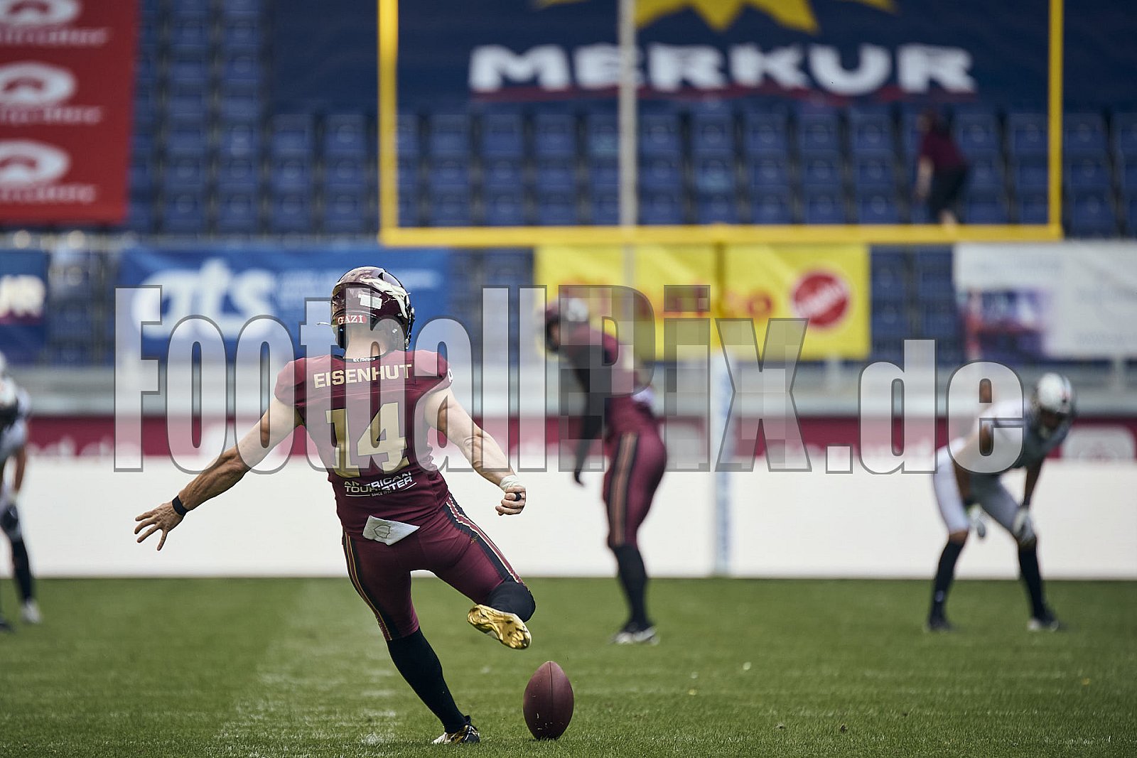 #14 Maximilian Eisenhut, Punter, Rhein Fire | ELF | Raiders Tirol at Rhein Fire |  Punkte Endstand 24 : 34 | Schauinsland-Reisen-Arena, Duisburg | 10.08.2025 - RaidersTirolAtRheinFire
